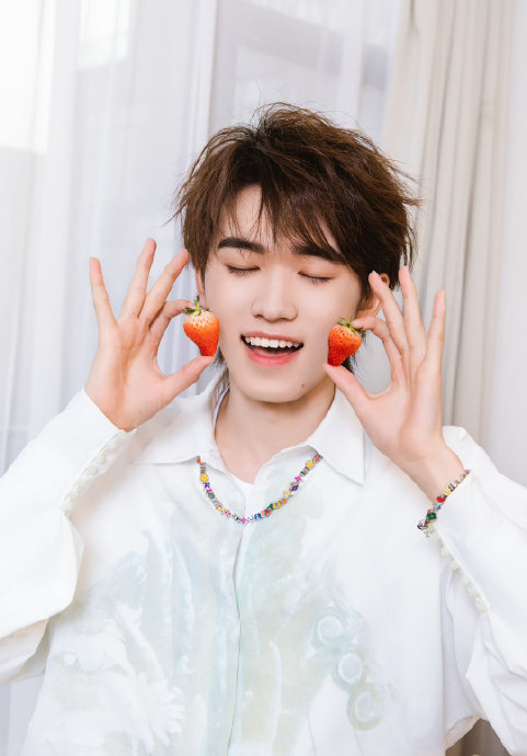 宋亚轩刚下岛就发了自拍,感觉轩轩很疲惫的样子……|宋亚轩_新浪新闻