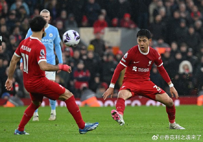 被利物浦球迷津津乐道的画面,远藤硬扛德布劳内……_新浪新闻