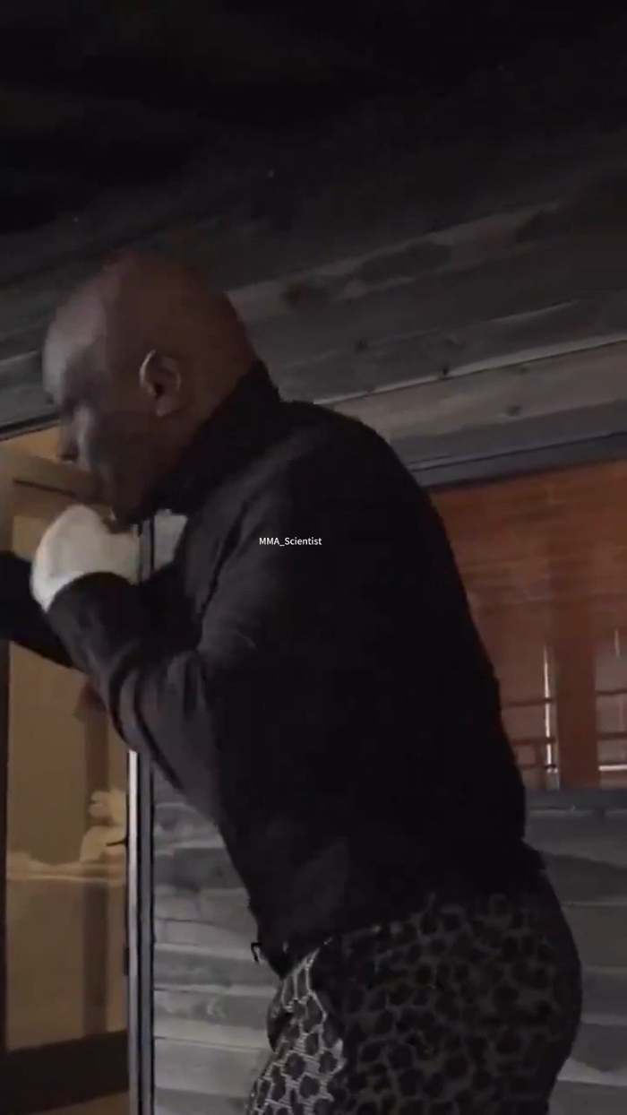 迈克泰森miketyson最新打沙袋vlog这状态