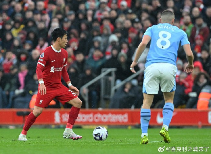 被利物浦球迷津津乐道的画面,远藤硬扛德布劳内……_新浪新闻