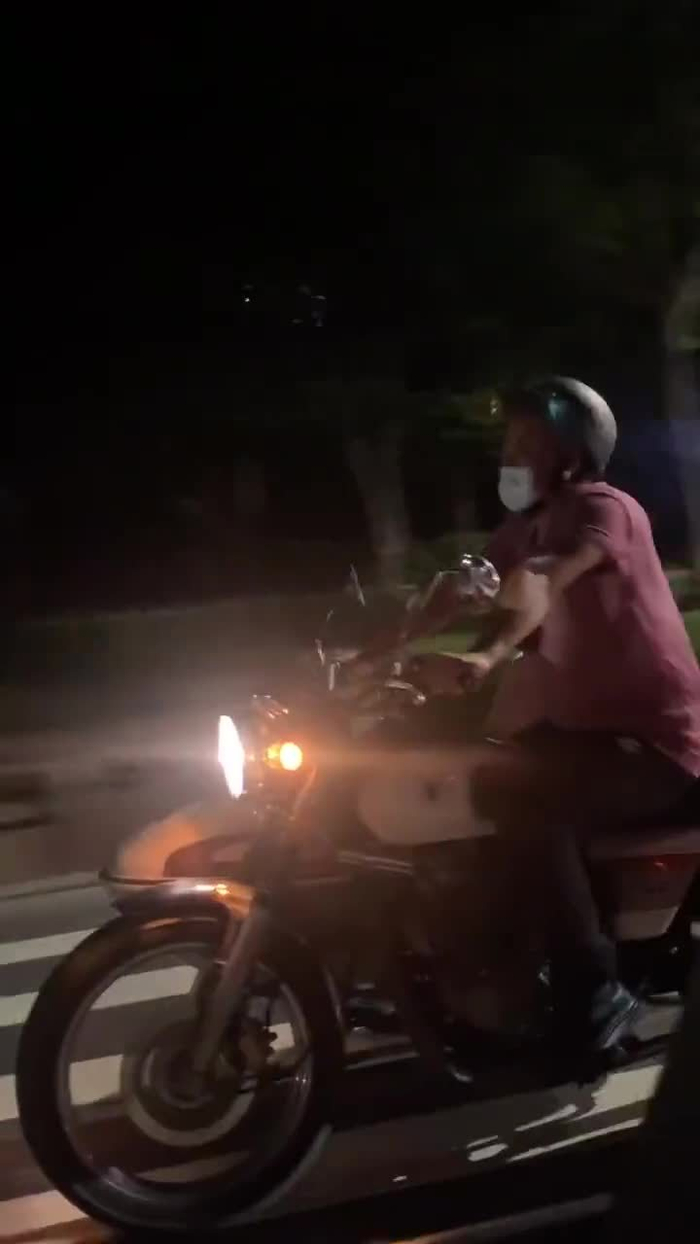 这不纯纯梦中情车吗带上头盔骑上大佐车