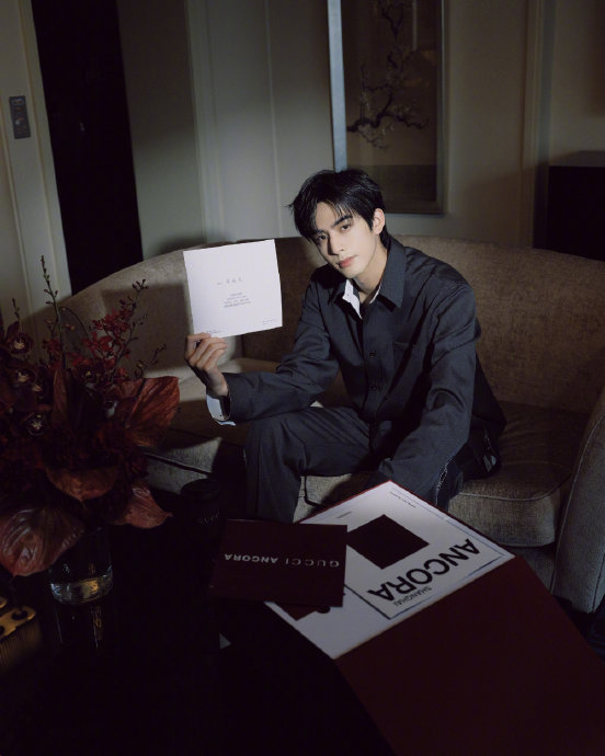 宋威龙 灰色质感西装套组 很顶的一张脸 满满的高级感……|宋威龙