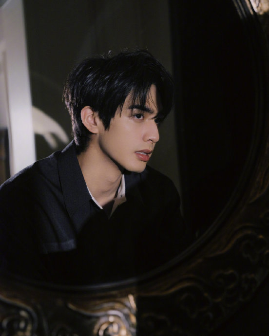 宋威龙 灰色质感西装套组 很顶的一张脸 满满的高级感……|宋威龙