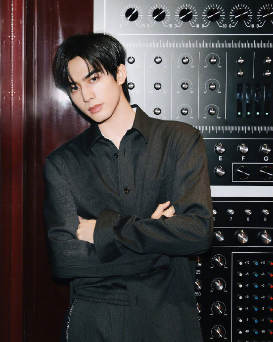 宋威龙 灰色质感西装套组 很顶的一张脸 满满的高级感……|宋威龙