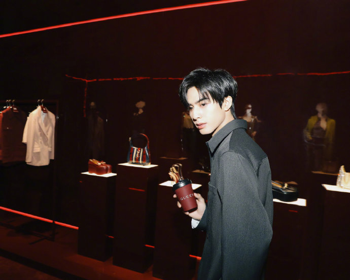 宋威龙 灰色质感西装套组 很顶的一张脸 满满的高级感……|宋威龙