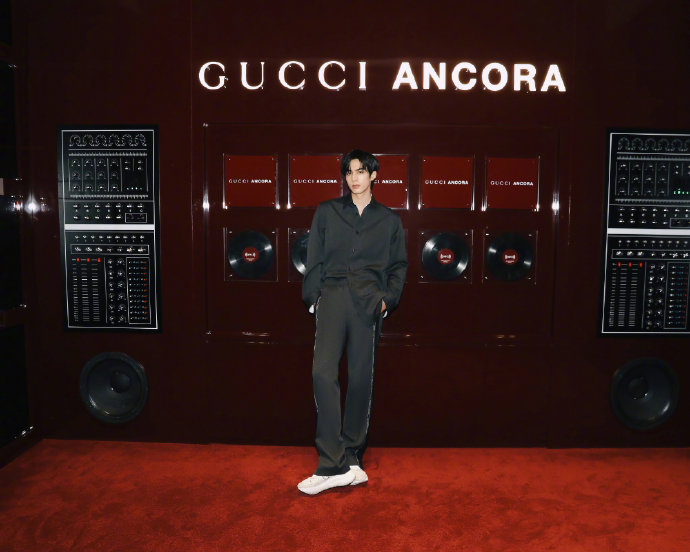 宋威龙 灰色质感西装套组 很顶的一张脸 满满的高级感……|宋威龙