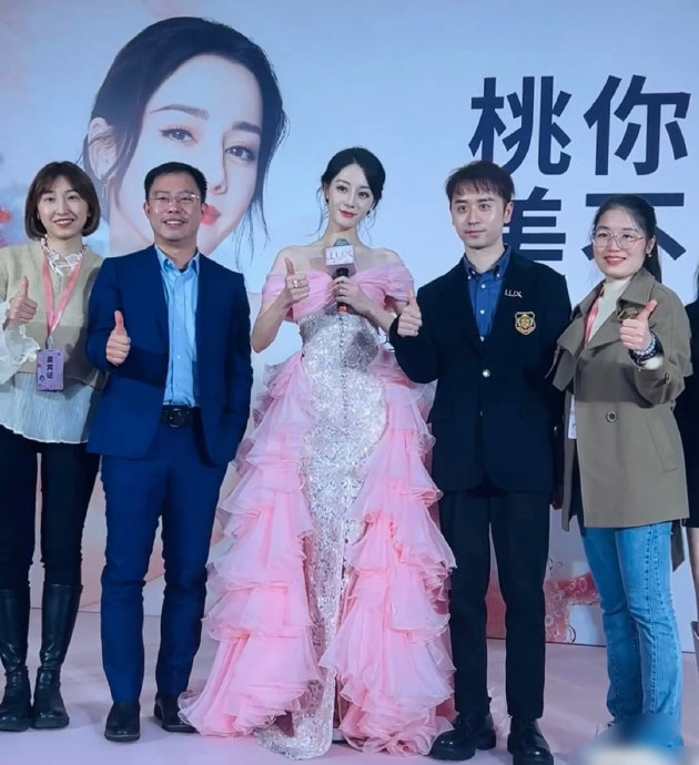 迪丽热巴和素人的一些合照,真的是天生的大明星