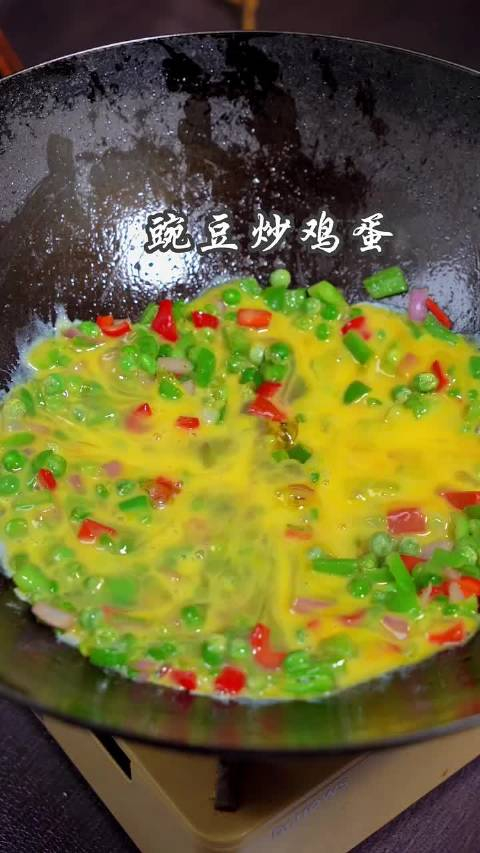尝试了不同食材的搭配豌豆炒鸡蛋口感丰富好吃又营养