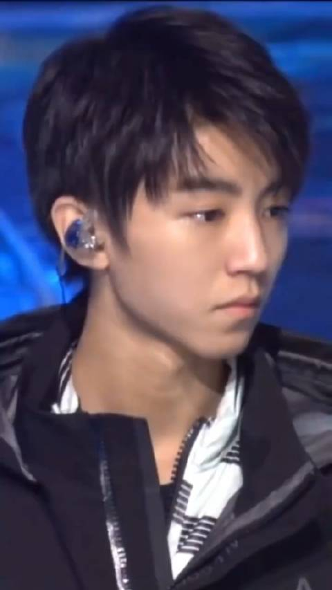 生病的王俊凯总有一种易碎的美感