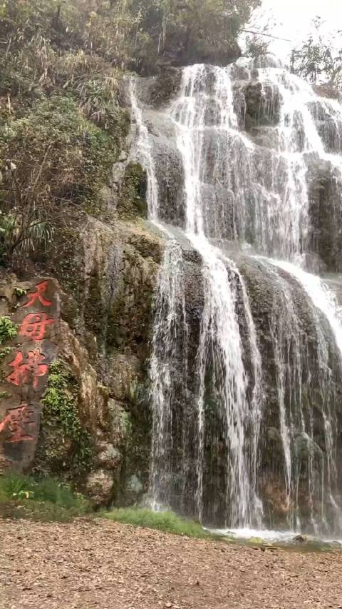 天意谷瀑布位于四川广安这里山高谷深飞泉瀑布众多