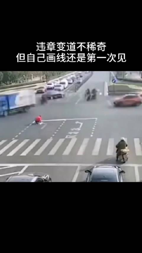 一男子嫌堵车竟自己手画标线把左转道扩成了直行道