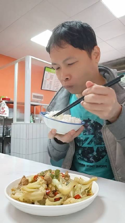 贤淑小哥吃饭啦