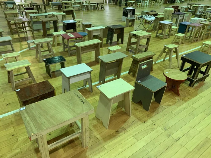 有趣这个学校的学生做了1200多条板凳