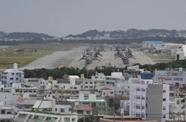 ▲这是2023年11月25日在日本冲绳美军普天间基地驻留的“鱼鹰”运输机。图/新华社