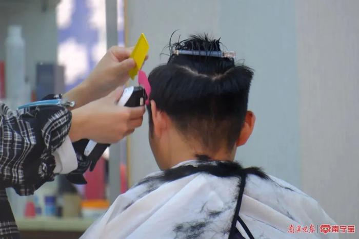 今天tony老师的剪刀快"冒烟"了|顾客_新浪新闻