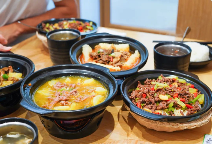 90后小伙卖快餐,一把融了8200万|90后|牛肉饭|吴海金_新浪新闻