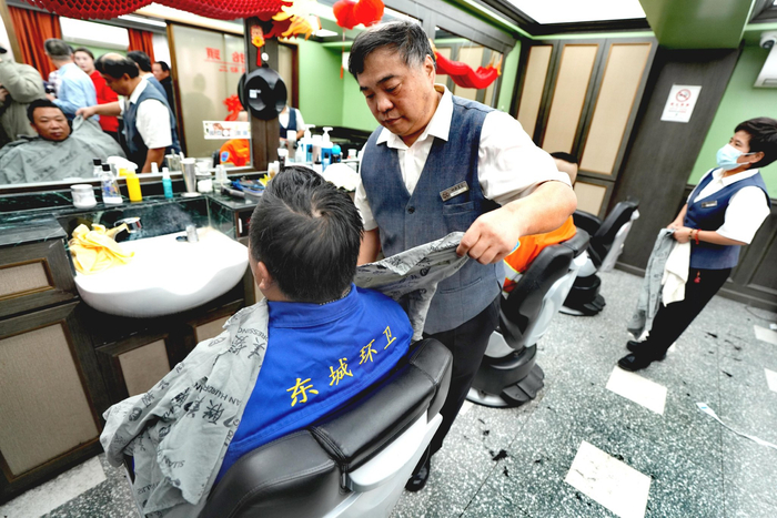 有人天不亮就出门排队了|王府井|理发|四联_新浪新闻