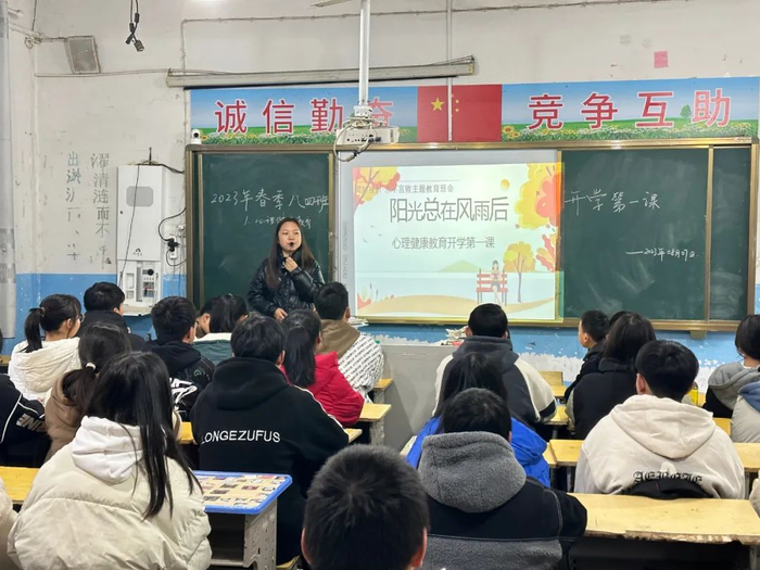 曾瑶,铅山县港东中学教技处主任,系上饶市消防救援支队邹先乐妻子.