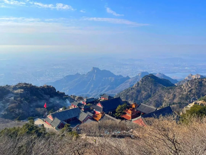 凌冽寒冬过 春日泰山天蓝似海好风光|泰山|蓝天|天空_新浪新闻