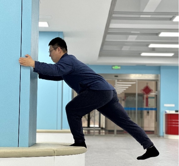 这个功能性训练动作不光对徒步有帮助,还会提升我们的整体健康.