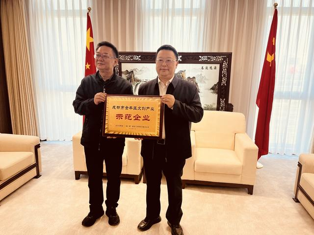 张映明一行实地拜访了企业总部,参观了企业文化展示厅并展开交流.