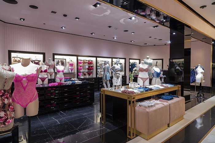 维密官网尚且不论这些举措在多大程度上扭转了大众对维密的品牌印象