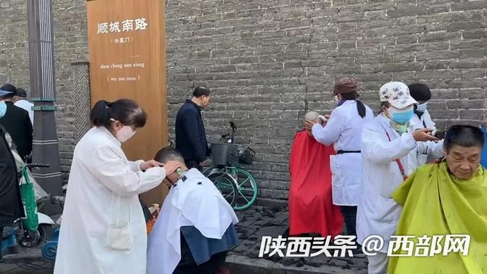 顺城巷“街头理发摊”