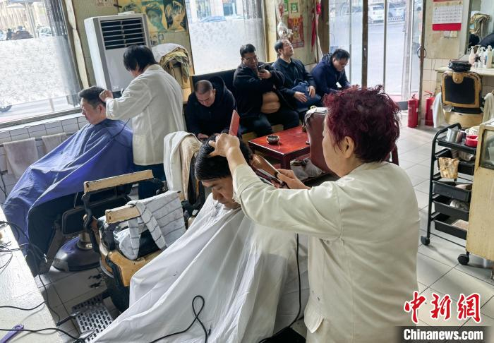 太原唯一老国营理发店迎来忙碌"二月二"|理发店|武俊杰|太原_新浪新闻