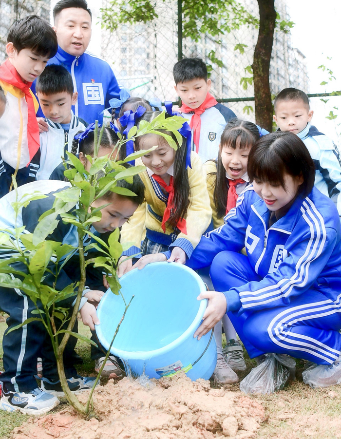 活动中,党员,团员教师代表,少先队员代表来到校园蓝花楹大道.