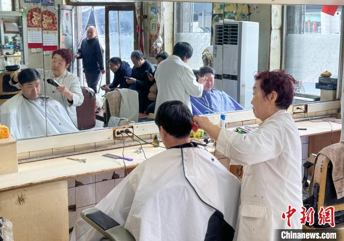 太原唯一老国营理发店迎来忙碌"二月二"|理发店|武俊杰|太原_新浪新闻