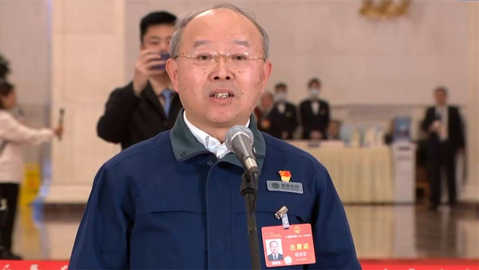 代表通道钱海军会走在服务人民的第一线点亮一盏盏温暖的灯