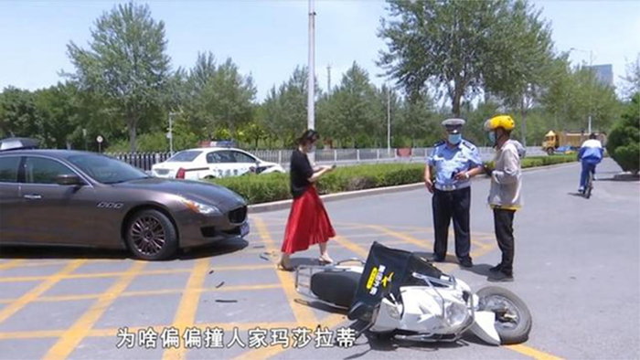 外卖小哥抄近路撞上玛莎拉蒂随后女车主一句话交警愣在当场