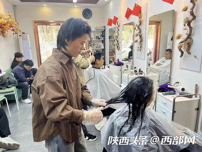 理发师正在给顾客做发型