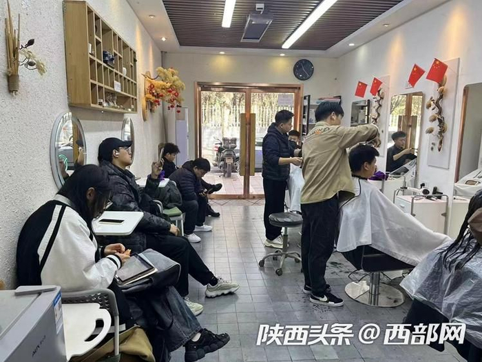 排队理发的顾客