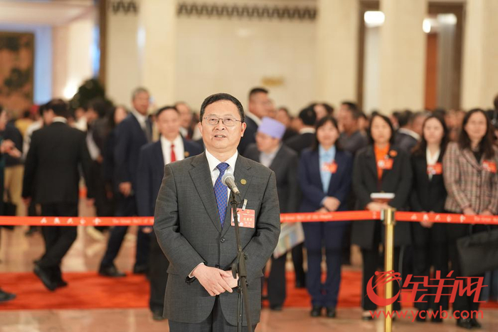 中山大学校长高松走上"代表通道":让学生参与高水平研究来培养创造力