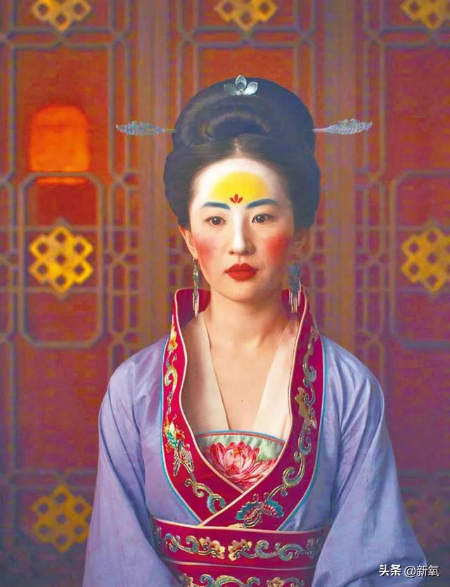 花木兰的故事发生在南北朝时期,当时女中子流行的妆容比较著名的有