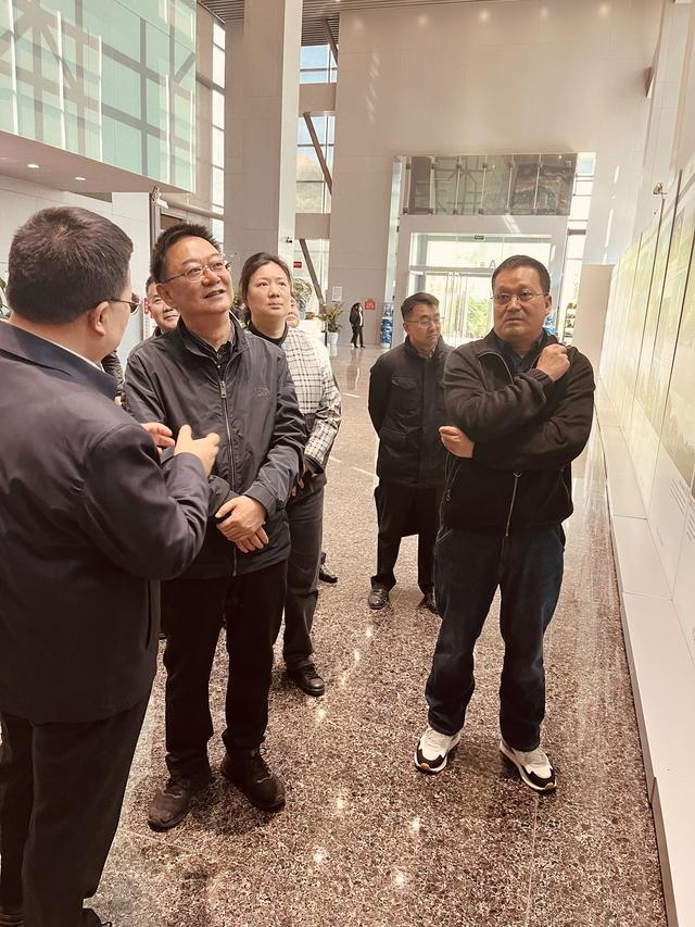 张映明一行实地拜访了企业总部,参观了企业文化展示厅并展开交流.