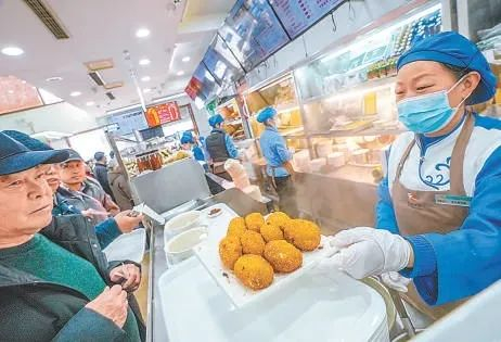 昨天，护国寺小吃总店“龙胆”吸引不少食客前来购买。武亦彬 摄