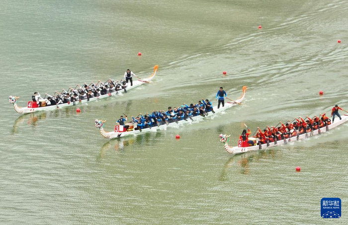 这是3月10日拍摄的晋安湖龙舟竞速赛比赛现场(无人机照片).