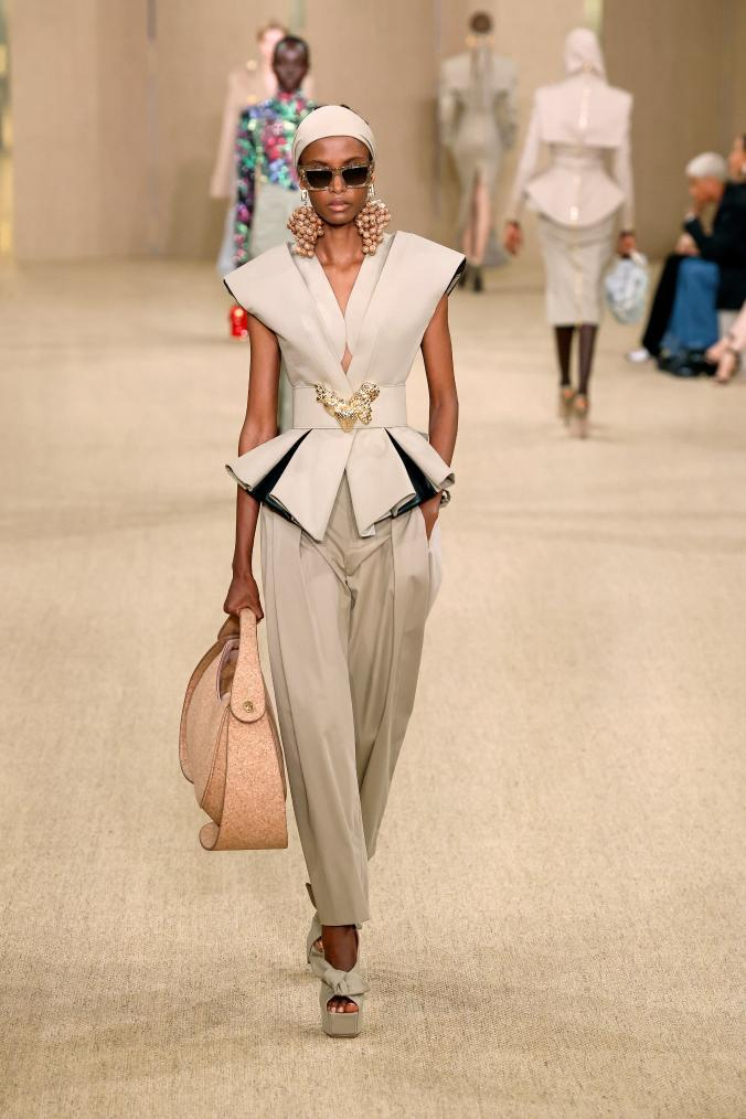 2月28日,模特在法国巴黎时装周上展示balmain品牌2024/2025秋冬新品