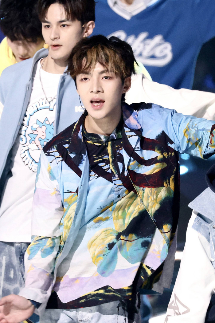 余宗遥现身《亚洲超星团》总决赛 loong9未出道网友"意难平"|亚洲超星