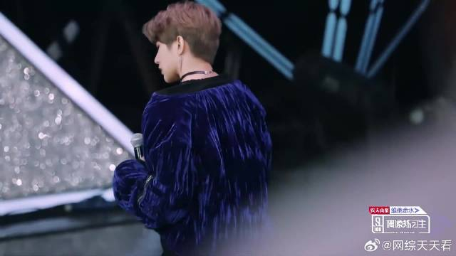 蔡徐坤黑色渔网太吸睛,脱衣动作惹丞丞和黄明昊争相模仿,笑死