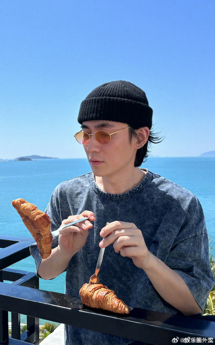 朱一龙分享海边可颂三连拍 可颂跳舞04是在打什么暗语吗|朱一龙