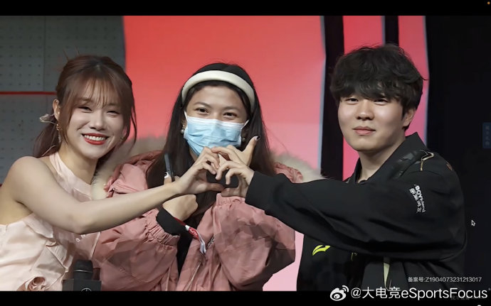 小钰和rookie比心先磕为敬|rookie_新浪新闻