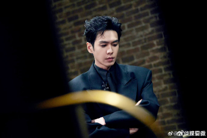 双开门大衣还得看张若昀🥹🥲!|张若昀|大侦探|干饭人_新浪新闻