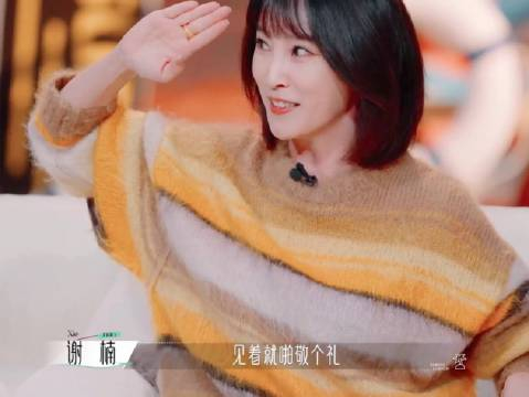 救05被谢楠吴京穿青蛙人偶服在小区楼下给人敬礼