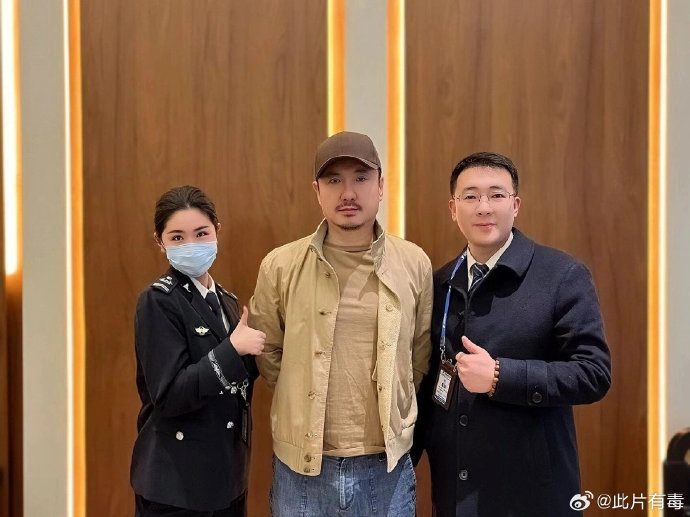 明星撒贝宁与警察开心合影引发笑点|撒贝宁|合影|警察_新浪新闻