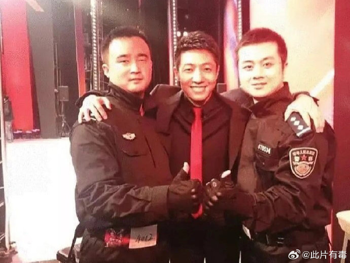明星撒贝宁与警察开心合影引发笑点|撒贝宁|合影|警察_新浪新闻
