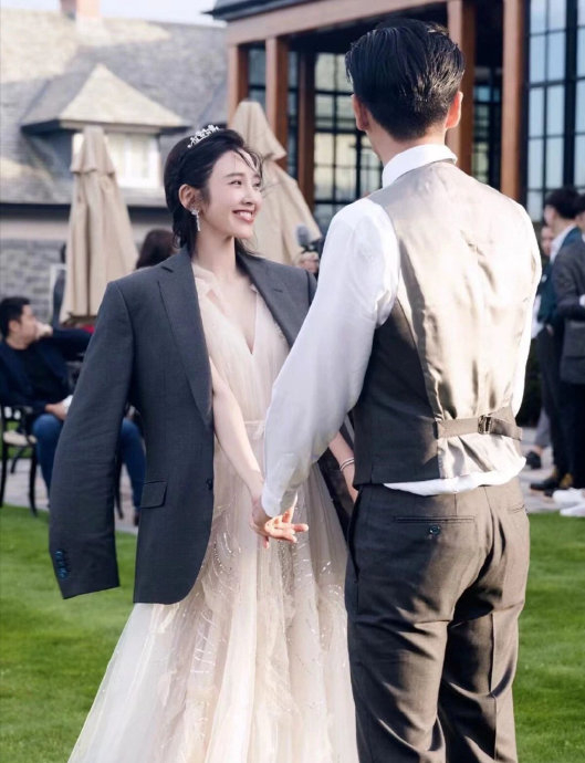 她是一个很理性的人 不会被爱情冲昏头脑……|唐艺昕|爱情|张若昀