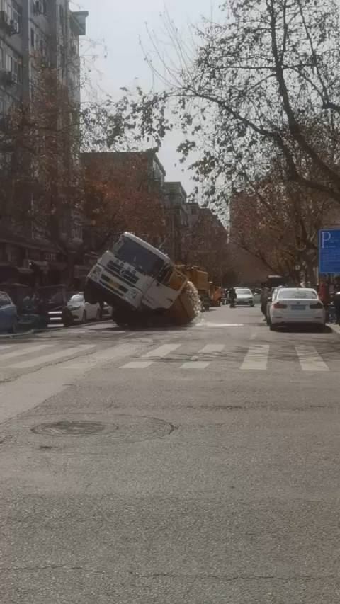 陕西西安一路面塌陷市政抢险车陷入其中